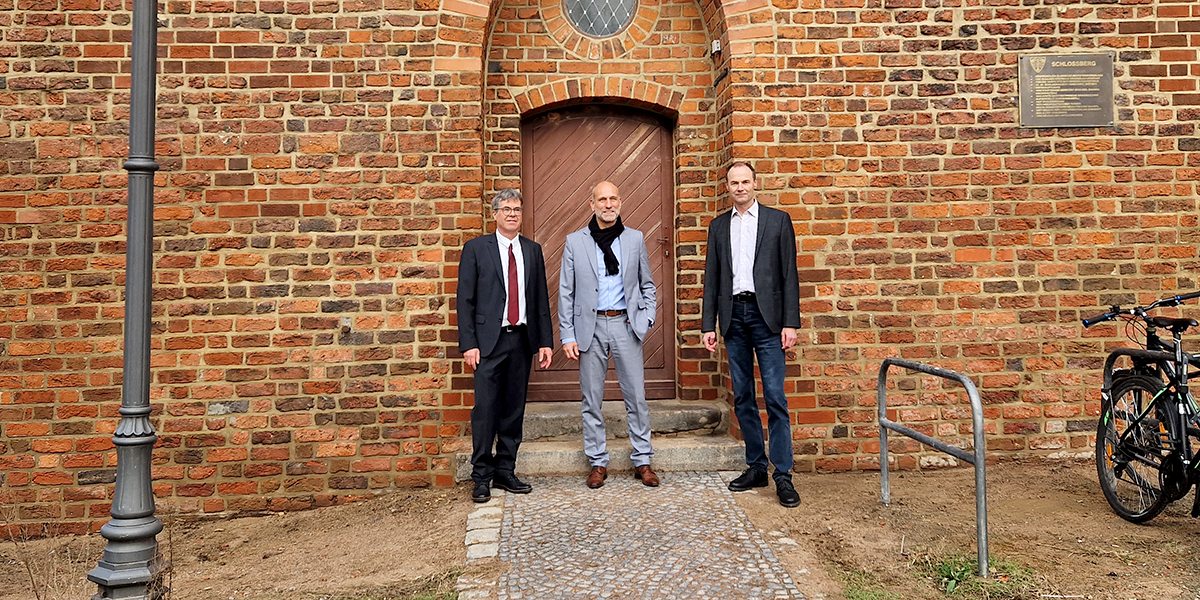 Simon Welten (Präsident Landgericht Cottbus), Sven Stolpe ( Kaufmännischer Geschäftsführer BLB) und Frank Merker (Vizepräsident Landgericht Cottbus) vor dem Gerichtsturm in Cottbus