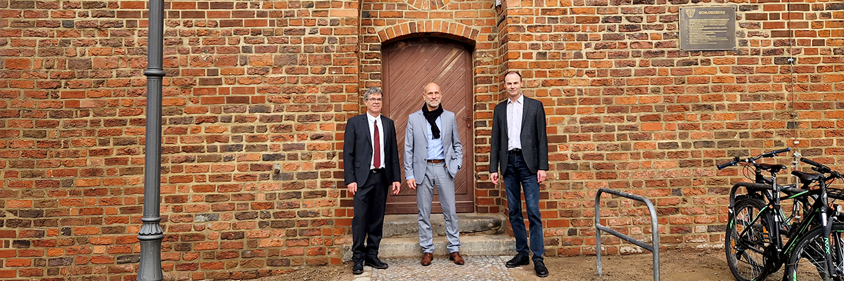 Bild: Simon Welten (Präsident Landgericht Cottbus), Sven Stolpe ( Kaufmännischer Geschäftsführer BLB) und Frank Merker (Vizepräsident Landgericht Cottbus) vor dem Gerichtsturm in Cottbus