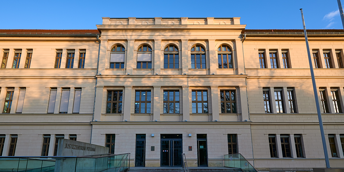 Frontansicht auf das historische Gebäude des Justizzentrums.