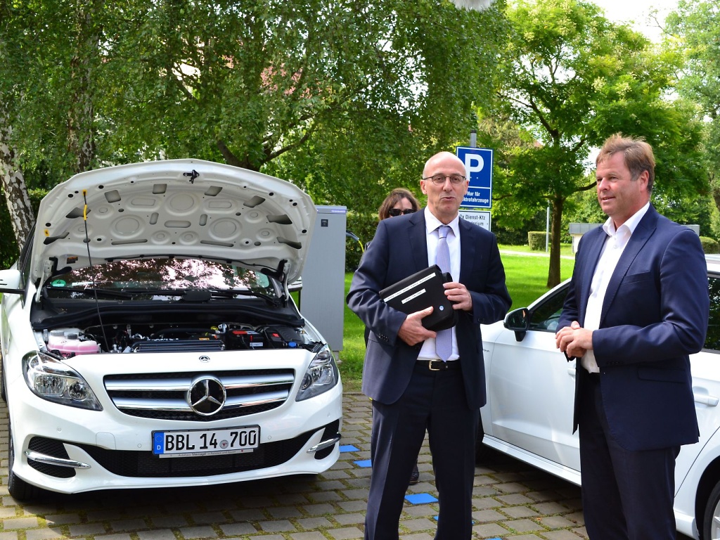 Norbert John übergibt Christian Görke E-Auto