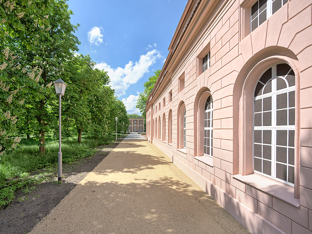 Bild: Das sanierte historische Gebäudeensemble am Neuen Palais in Potsdam.