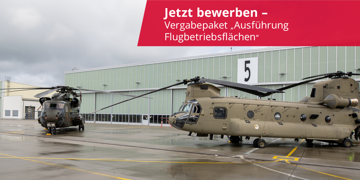 Zwei Militärgubschrauber stehen vor einer großen Halle.