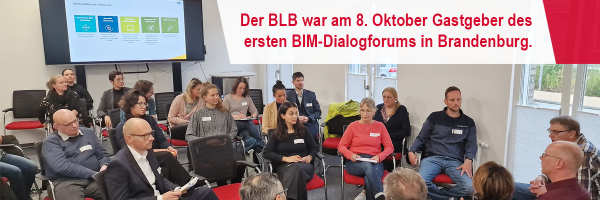 Bild: Gruppe von Teilnehmenden sitzen im Kreis und sind im Gespräch.