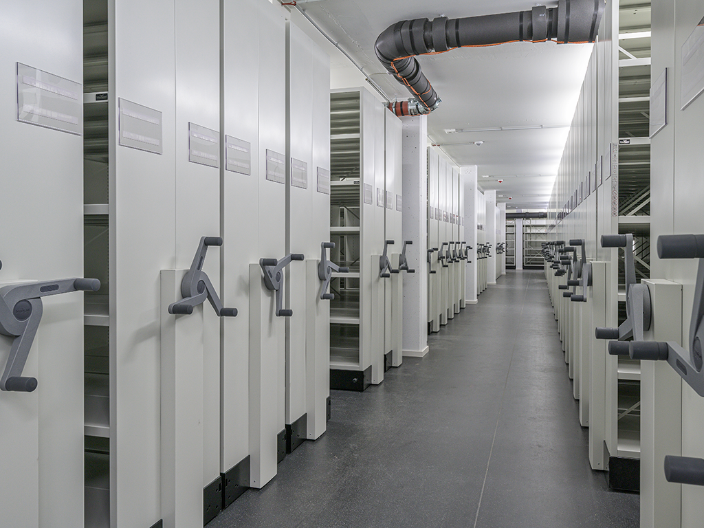 Bild: Blick in einen Keller mit Archivschränken.