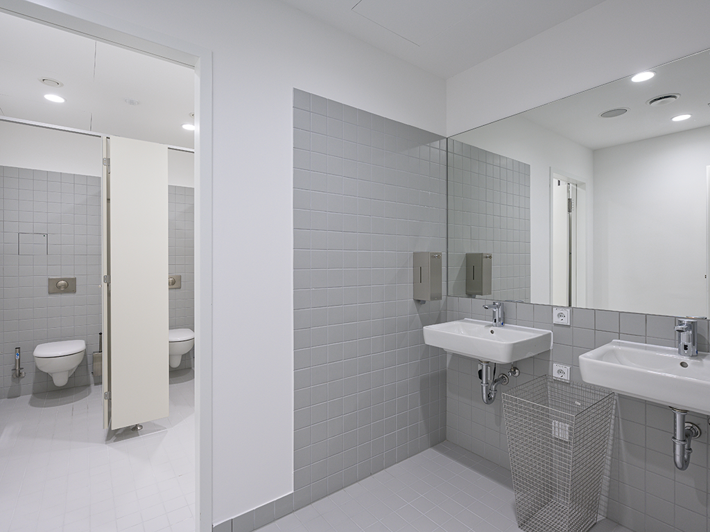 Bild: Blick in eine Toilette mit Waschraum.