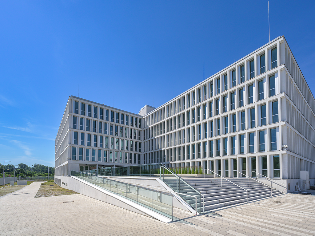 Bild: Perspektive des Eingangsbereiches mit Treppen und Fassade.