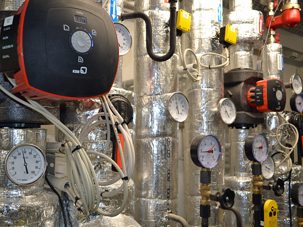 Heizzentrale Heizzentrale mit diversen Pumpen und Meßgeräten
