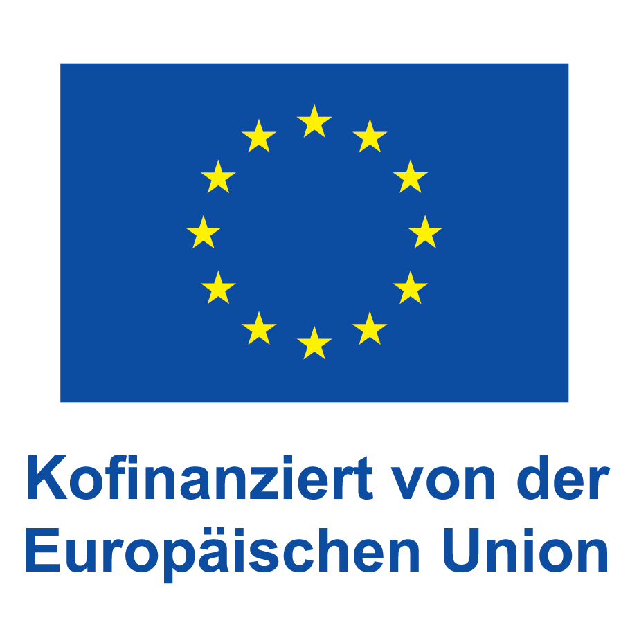EU-Logo mit blauem Schriftzug im Hochformat der Förderperiode 2021-2027