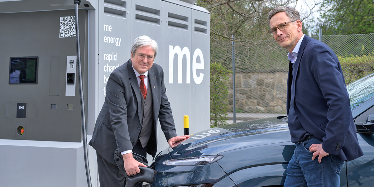 Wirtschaftsminister Jörg Steinbach und BLB-Geschäftsführer Frank Duckwitz nehmen eine Schnellladestation in Betrieb.