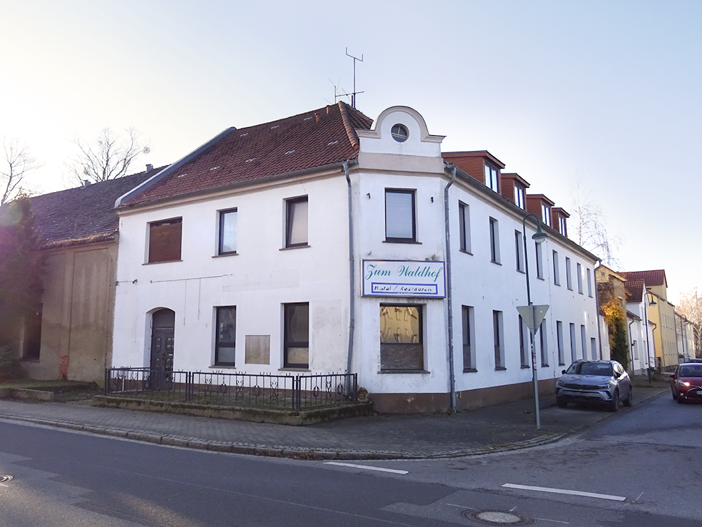 Ehemaliges Gasthaus mit Nebengebäuden in Neupetershain