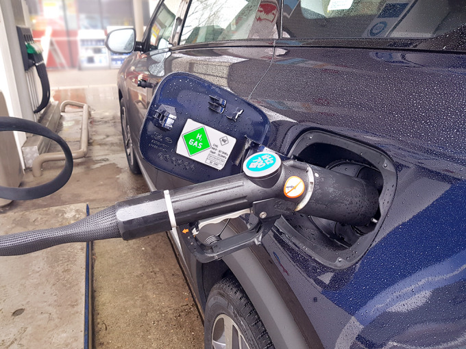 Der Tankvorgang bei einem Auto mit Wasserstoffantrieb