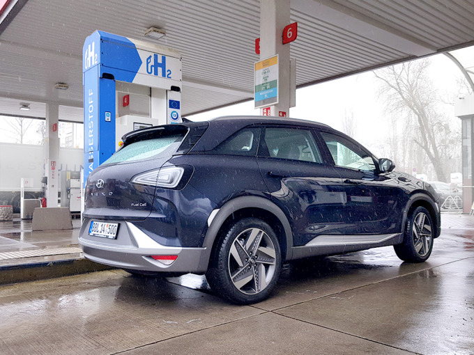 Der Tankvorgang bei einem Auto mit Wasserstoffantrieb