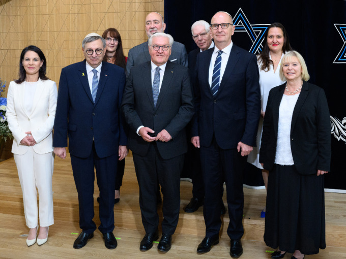 Gäste der Einweihung des Synagogenzentrums Potsdam (v.l.n.r.): Außenministerin Annalena Baerbock, Präsidenten der Zentralwohlfahrtsstelle der Juden in Deutschland (ZWST), Abraham Lehrer, Finanzministerin Katrin Lange, S.E. Ron Prosor, Botschafter des Staates Israel in Deutschland, Bundespräsident Frank-Walter Steinmeier, Zentralratspräsident 